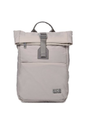 Mochila enrollable gris con un diseño cosido, correa ajustable y un logotipo sutil. Fabricada en un tejido suave, duradero y resistente al agua.