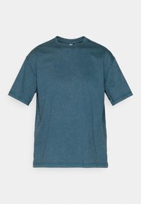 Trumpas rankovės marškinėliai tamsiai žalias, pagaminti iš minkštos medvilnės. Savybės: apvalus kaklas, laisvi kontūrai ir subtili tekstūra. Nėra matomų logotipų ar raštų.