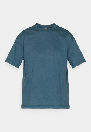 Kortærmet t-shirt i mørk teal, lavet af blød bomuld. Har rund hals, afslappet pasform og subtil tekstur. Ingen synlige logoer eller mønstre.
