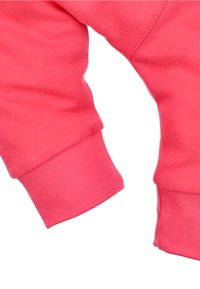 Koraal sweatshirtemouw, gemaakt van een zachte katoenmix. Heeft een geribbelde textuur bij de manchette en een gladde stof erboven, zonder zichtbare patronen.