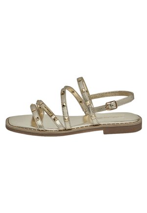 Sandali metallici dorati con tre cinturini decorativi dotati di borchie a piramide, suola piatta e cinturino alla caviglia regolabile. Texture liscia in tutto il sandaletto.