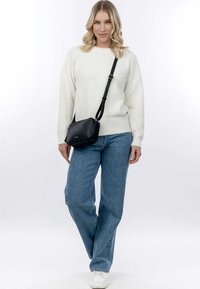 Maglione bianco soffice, jeans a gamba larga azzurri, borsa a tracolla nera e sneakers bianche. Design semplice con texture morbida e accenti minimal.