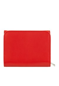 Cartera de cuero rojo con una textura suave, forma rectangular, bordes redondeados y un cierre de cremallera plateado en el lateral.