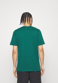 adidas Sportswear Basic póló - collegiate green