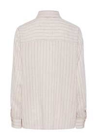Camicia chiara a righe orizzontali, maniche lunghe e colletto. Presenta polsini arrotolati e un particolare sullo scollo posteriore.