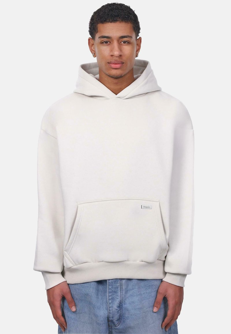 Weißer Kapuzenpullover mit Kängurutasche, lockerer Passform und gerippten Bündchen. Baumwollmischung, weiche Textur, minimale Markenpräsenz.
