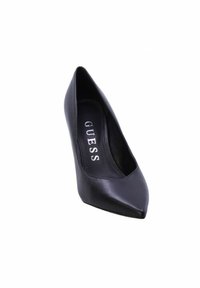 Pump nera in pelle con tacco alto e punta affilata, caratterizzata da una superficie liscia e dal logo "GUESS" in rilievo sulla soletta.