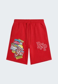Rote Shorts mit Kordelzug und bunten Aufnähern von Benzinkanister und Nummernschild am linken Bein sowie weißem FXP-Logo am rechten Bein.