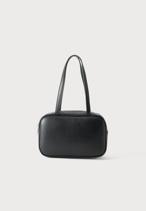 Schwarze rechteckige Handtasche mit zwei langen Griffen und Reißverschluss auf schlichtem hellem Hintergrund.