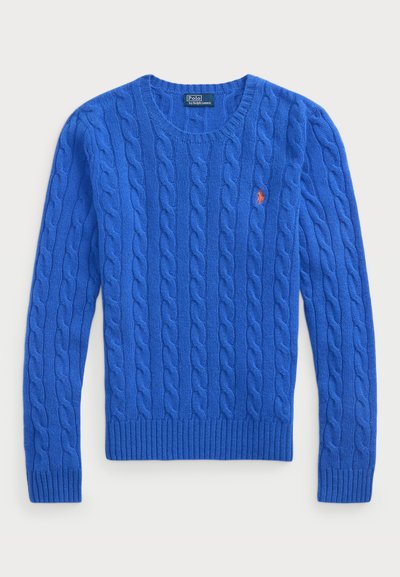 Niebieski sweter w splot kabelkowy z okrągłym dekoltem, prążkowanymi mankietami i dołem, z małym czerwonym logo na piersi. Miękka tekstura przez całą długość.