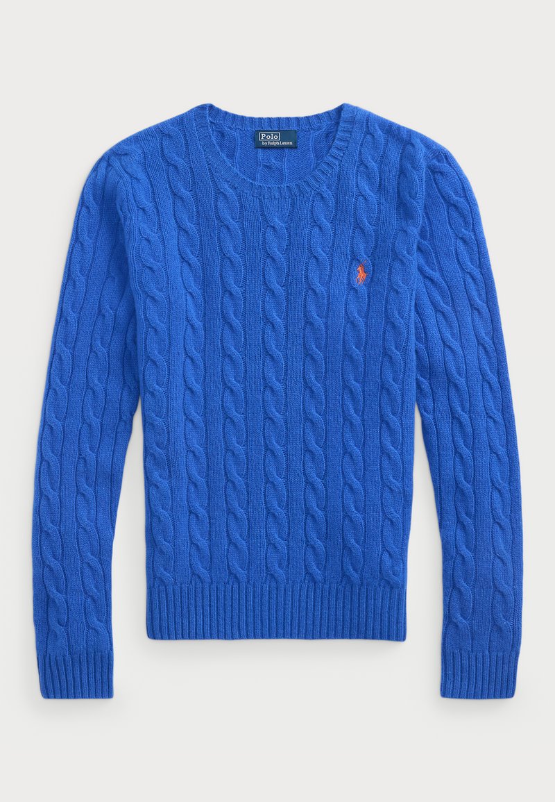 Blå kabelstrikket sweater med rund hals, ribbede cuffs og kant, med et lille rødt logo på brystet. Blød tekstur hele vejen igennem.
