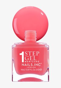 Ljust rosa nagellack i en fyrkantig glasflaska med ett runt, glänsande lock. Etiketten läser "1 STEG GELL MANIKYR NAGLAR.INC LONDON."