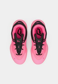 Buty sportowe z intensywnie różową cholewką z czarnymi akcentami, teksturowanymi nakładkami i kontrastowymi czarnymi sznurowadłami dla pewnego trzymania.