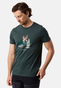 Mörkgrön bomull t-shirt med en grafik av en örn och träd, rund halsringning, korta ärmar och avslappnad passform.