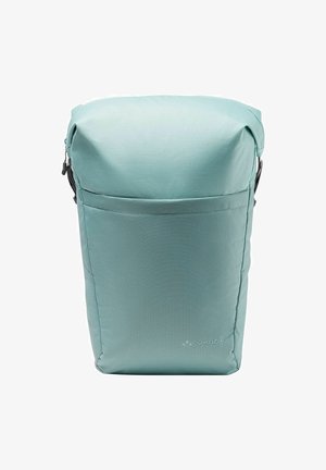 Helle grüne Rucksack mit glatter Oberfläche, Oberverschluss und Vordertasche. Bietet ein einfaches Design und ein Logo nahe dem Boden.