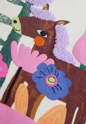 Barevná látková nášivka zobrazující hnědou hlavu koně s levandulovými vlasy, oranžovými tvářemi a obklopenou růžovými a modrými květinami.