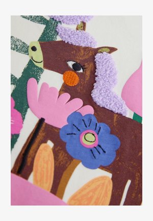 Värviline kangast tikand, mis kujutab pruuni hobuse pead lavendlivärvi juuste ja oranžide põskedega, ümbritsetud roosade ja siniste lilledega.