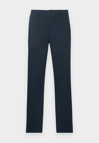 Στενά παντελόνια σε ναυτικό μπλε χρώμα με θηλιές για ζώνη, κλείσιμο με κουμπιά και επίπεδη μπροστινή όψη, παρουσιάζονται σε απλό ανοιχτό φόντο.