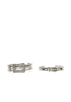 Zwei silberne Manschettenarmbänder in Form von Gürtelriemen mit detaillierten Schnallen und dekorativen Mustern auf weißem Hintergrund.