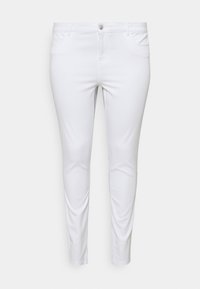 Pantalones ajustados blancos hechos de una tela suave. Presentan bolsillos frontales, un cierre de cremallera con botón y un diseño limpio sin adornos.