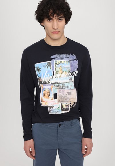 Camisa de manga larga azul marino con un collage de gráficos de postales coloridas de Tahití y acentos de palmera. Material de algodón suave.