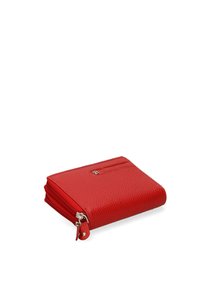 Rode textuur leren portemonnee met een ritssluiting, voorzien van een subtiele logo-accent en een compact rechthoekig ontwerp.