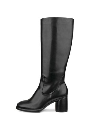 Zwarte leren knie-hoge laars met een afgeronde neus, een licht gebogen schacht en een chunky hak. Soepele textuur met minimale hardware.