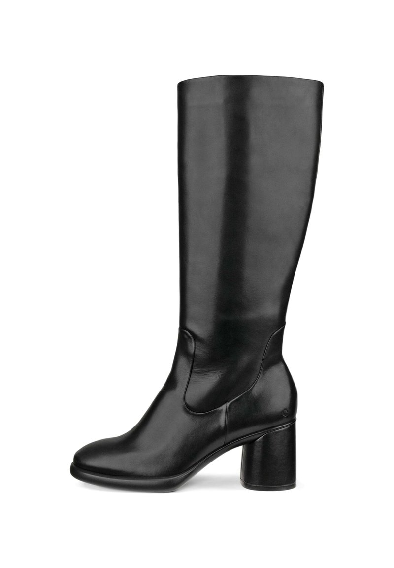 Botte noire en cuir, montante jusqu'au genou, avec un bout arrondi, un tige légèrement courbée et un talon épais. Texture lisse avec un minimum de quincaillerie.