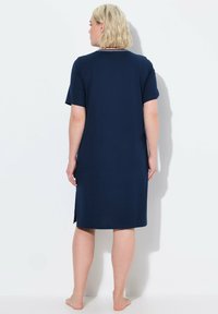 Námořnické modré šaty s krátkým rukávem a rovnými liniemi, bočními rozparky, vyrobené z měkké tkaniny, s klasickým kulatým výstřihem a jednoduchým designem.