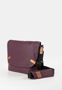 Borsa a tracolla viola con dettagli in pelle marrone, tracolla nera regolabile e spallacci imbottiti su sfondo bianco.