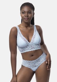 Bralette en dentelle bleu clair avec un décolleté en V profond et des bords festonnés associé à des culottes en dentelle assorties, présentant des motifs floraux intriqués et une texture douce.