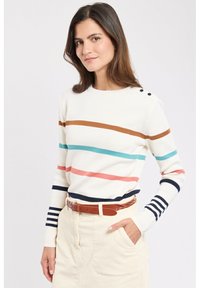 Pull en tricot crème avec des rayures horizontales marron, turquoise, rose et bleu marine. Il présente un col rond et des boutons sur l'épaule.