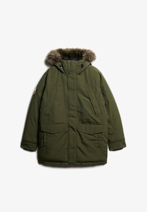 Parka olive en vert avec une capuche en fausse fourrure amovible, deux grandes poches avant et une fermeture éclair à l'avant. Dispose de poignets ajustables.