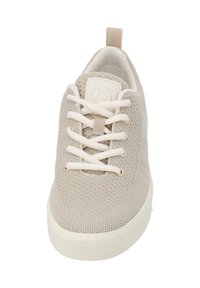 Sneaker in maglia beige chiaro con lacci bianchi, linguetta beige e suola in gomma bianca, mostrato da una vista frontale.