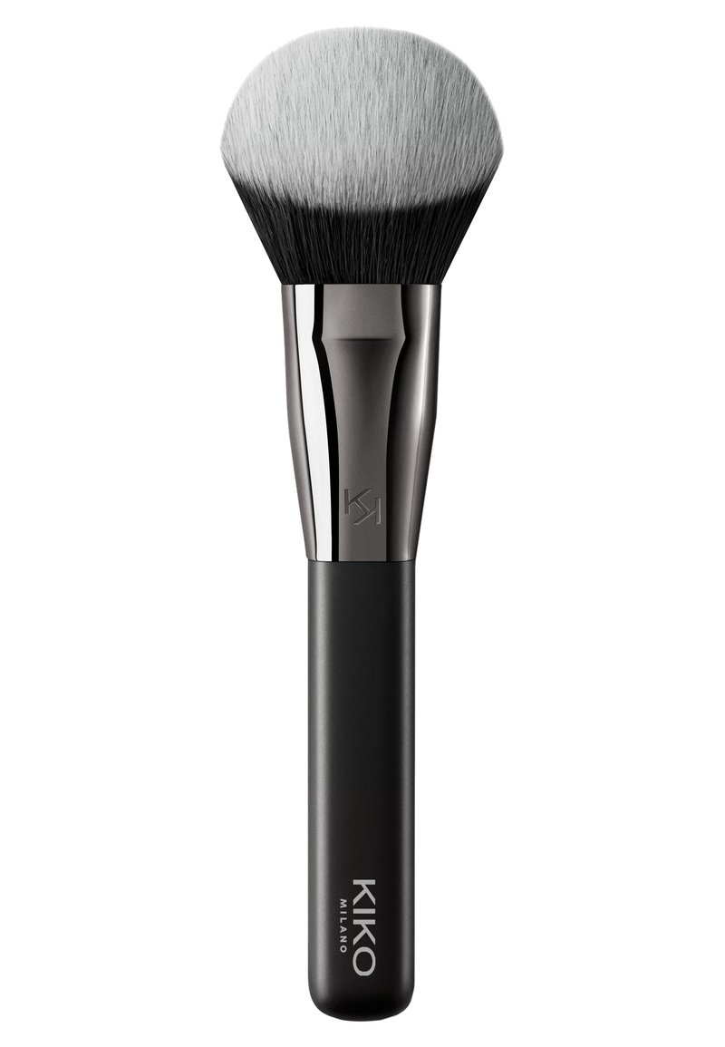 KIKO Milano make-upkwast met een ronde, zachte grijs-zwarte harenkop en een slanke metallic zilveren en zwarte handgreep.