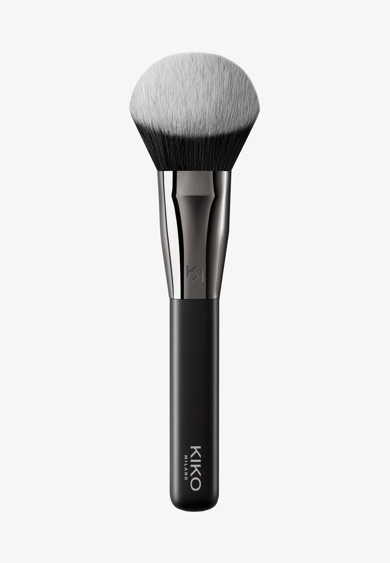 KIKO Milano make-upkwast met een ronde, zachte grijs-zwarte harenkop en een slanke metallic zilveren en zwarte handgreep.