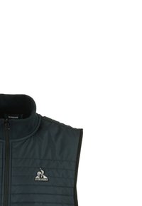 Zwarte puffer vest met een hoge kraag, verticale gestikte textuur en een logo op de borst. Ritsluiting met contrasterende afwerking.