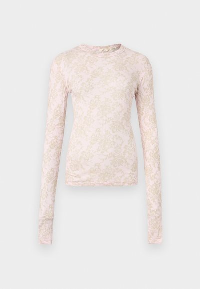 Majica z dolgimi rokavi iz svetlo rožnate tkanine z nežnim bež cvetličnim vzorcem. Okrogli izrez in oprijeta kroj, z gladko, raztegljivo teksturo.