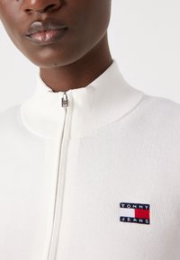 Tommy Jeans ZIP HIGH NECK CARDIGAN - Cardigan - ecru