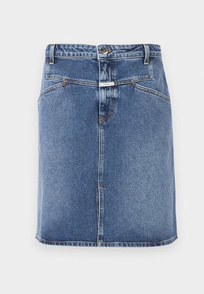 Fustă din denim de culoare albastru mediu, cu o croială dreaptă, închidere frontală cu nasturi, design cu cinci buzunare și o textură ușor decolorată.