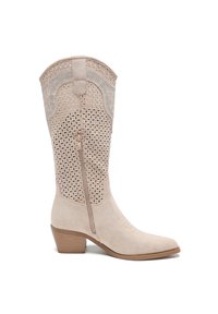 Botas de cowboy beige hasta la rodilla con diseño perforado, punta afilada, cremallera lateral y tacón apilado. La textura de ante suave acentúa los detalles.