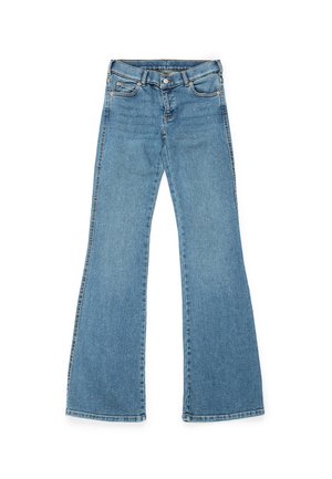 Jeans de mezclilla azul claro de corte acampanado, que cuentan con un diseño de cinco bolsillos, cierre de botón y costuras en contraste a lo largo de las costuras laterales.