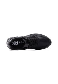 Sneaker nera con tomaia in sintetico liscio, dettagli in pizzo, accenti cuciti e chiusura con zip. Presenta un logo stampato all'interno.