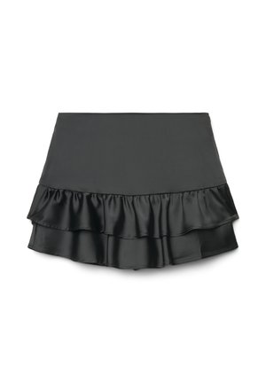 Minigonna nera con orlo doppio a volant e tessuto liscio, stesa su sfondo bianco.