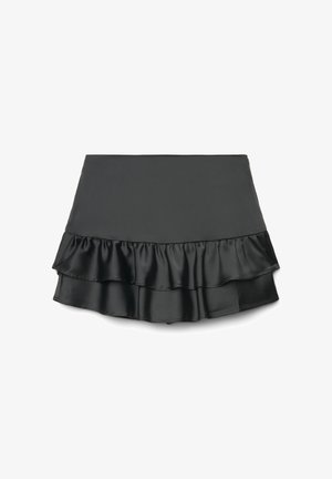 Schwarzer Minirock mit doppellagigem Rüschenabschluss und glattem Stoff, flach auf weißem Hintergrund gelegt.