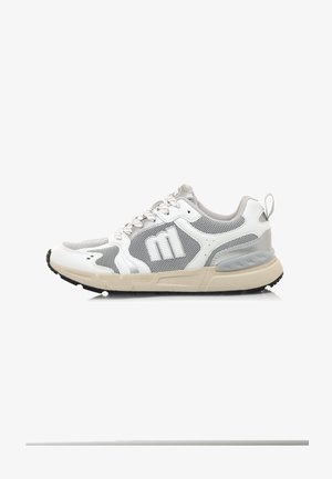 Baskets blanches avec tige en mesh, accents gris, fermeture à lacets et semelle en caoutchouc texturé pour une meilleure adhérence. Détail du logo sur le côté.