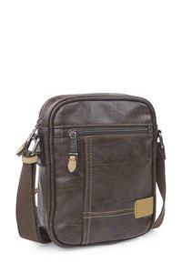 Bolso cruzado de cuero marrón con correa ajustable, cierres de cremallera, costuras visibles y una placa de la marca en la parte frontal. Textura suave.