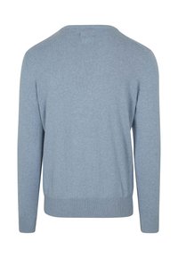 Lichtblauwe, langemouwen trui van zachte bre Stoffen. Heeft een ronde hals en ribbelige randen. Eenvoudig, effen kleurontwerp zonder patronen.