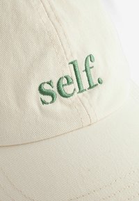 Self. REGULAR FIT - Keps - ecru green