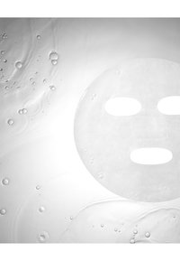 Masque en sheet avec des découpes ovales pour les yeux et la bouche, fabriqué en matériau translucide, flottant dans l'eau avec des bulles et des ondulations dans un environnement minimaliste.